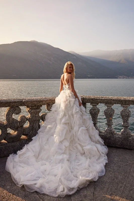 Bridal dresses for a garden wedding in spring -81118