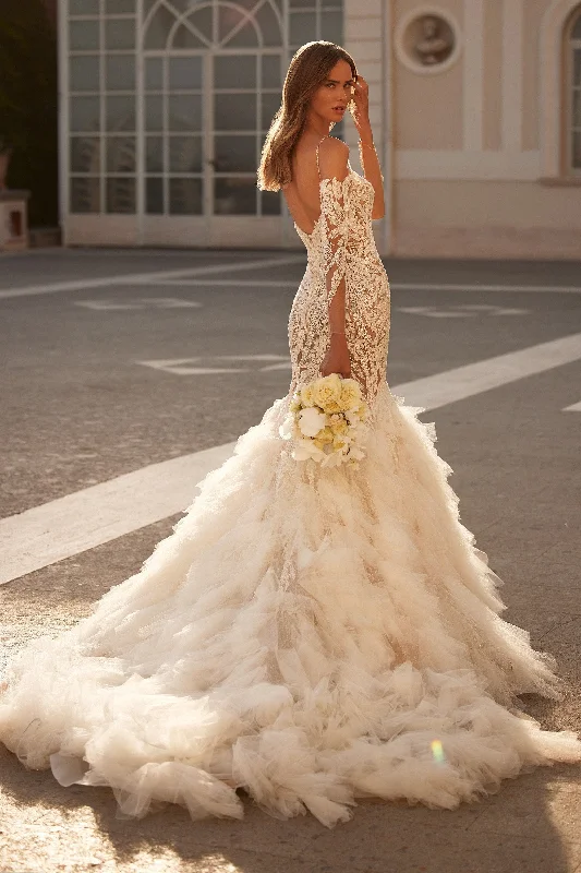 Bridal dresses for winter weddings with a cozy feel -81107
