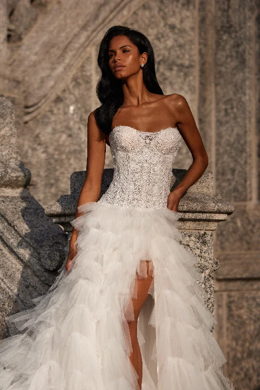 Bridal dresses with a deep V-neck for a daring look -81112