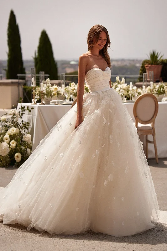 Modern bridal dresses for a contemporary wedding look -81113