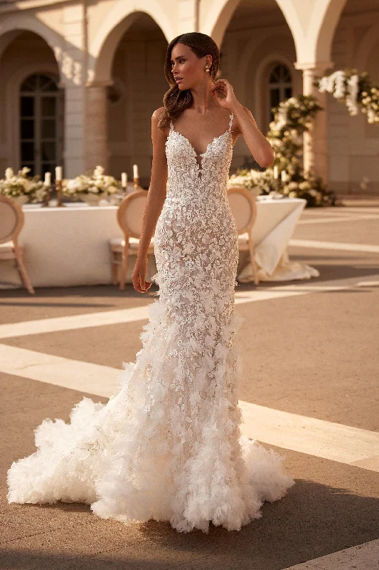 Bridal dresses for a formal event with a classic cut -81095